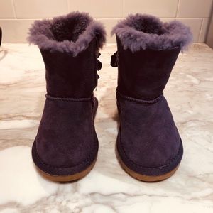 UGG Girls Bailey Bow - size 7/8